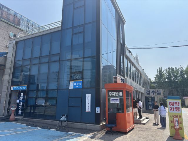 3일 오전 수원특례시 영통구 매탄동 수원자동차검사소 1층 고객 대기실에 마련된 매탄3동 제7투표소 앞에 시민들이 투표를 하기 위해 줄을 서 있다. 김은진기자