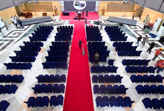 3일 오후 국회 로텐더홀에서 관계자들이 제21대 대통령 취임 선서식을 준비하고 있다.조주현기자