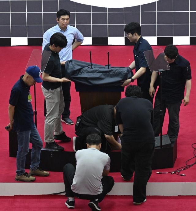 3일 오후 국회 로텐더홀에서 관계자들이 제21대 대통령 취임 선서식을 준비하고 있다.조주현기자