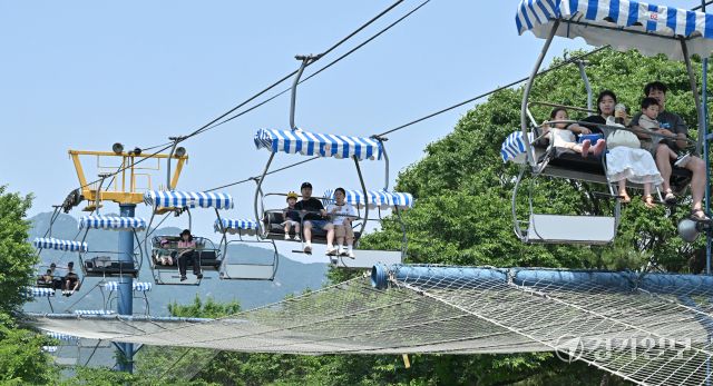 투표후 휴일을 즐기는 시민들 [포토뉴스]