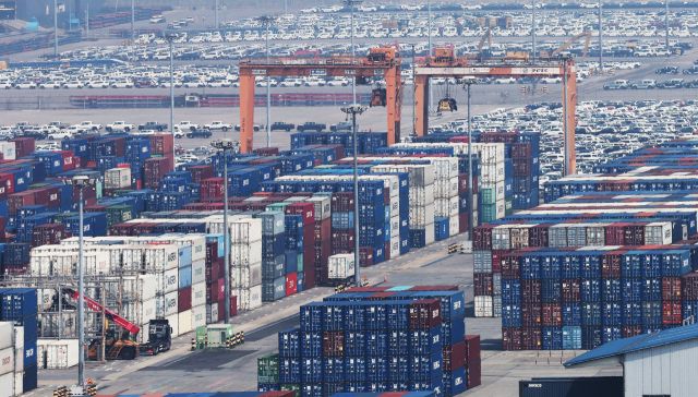 도널드 트럼프 미국 대통령은 지난달 30일(현지시간) 미국으로 수입되는 외국산 철강·알루미늄 제품에 부과 중인 25%의 관세를 4일부터 50%로 인상하겠다고 밝혔다. 연합뉴스