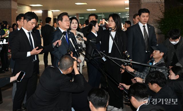 제21대 대통령 선거 이재명 당선인이 3일 인천 계양구 자택에서 나와 주민 및 지지자들에게 감사 인사를 전하고 있다. 조병석기자