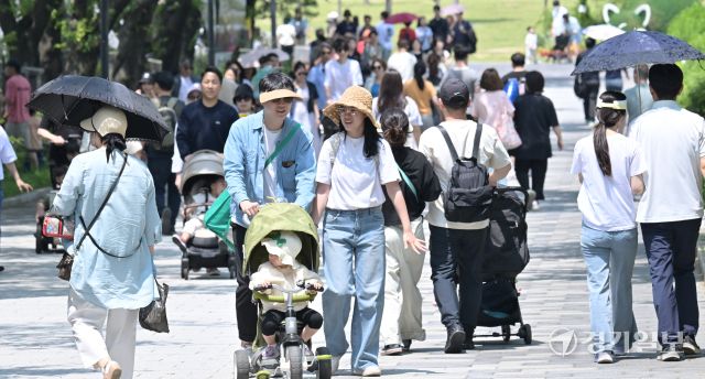 투표후 휴일을 즐기는 시민들 [포토뉴스]