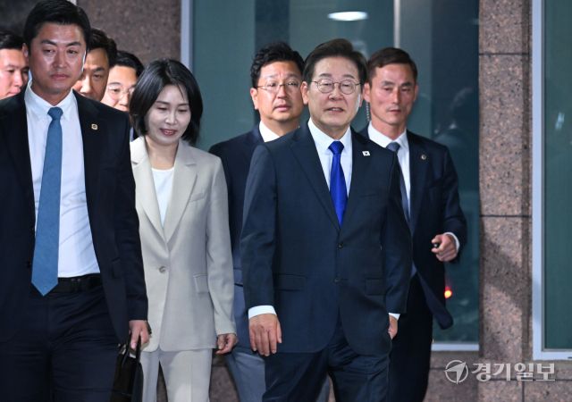 제21대 대통령 선거 이재명 당선인이 3일 인천 계양구 자택에서 나오고 있다. 조병석기자