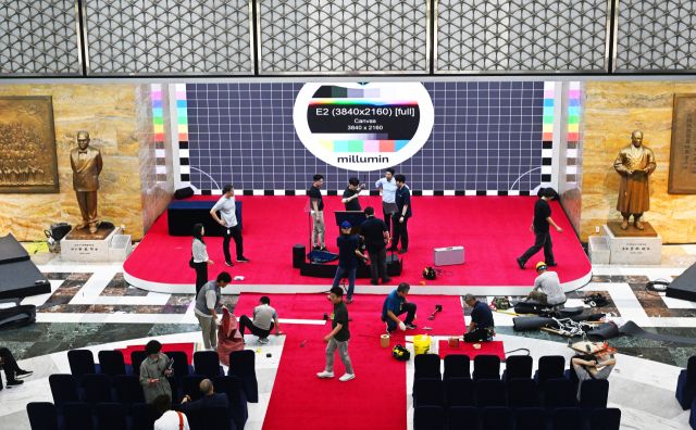 3일 오후 국회 로텐더홀에서 관계자들이 제21대 대통령 취임 선서식을 준비하고 있다.조주현기자