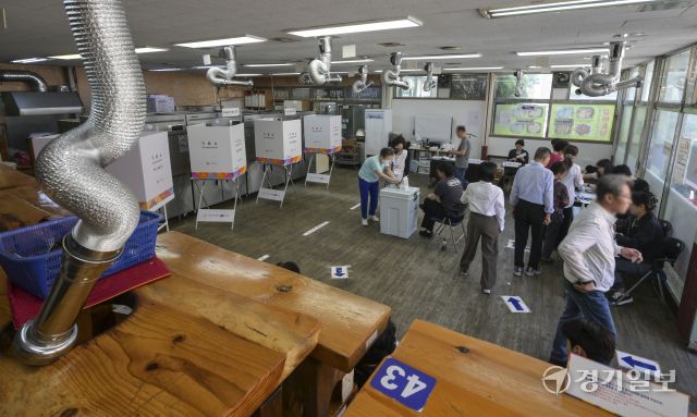 제21대 대통령 선거일인 3일 오전 광명시 소하동 한 음식점에 마련된 소하2동 제4투표소에서 유권자들이 투표를 하고 있다. 윤원규기자