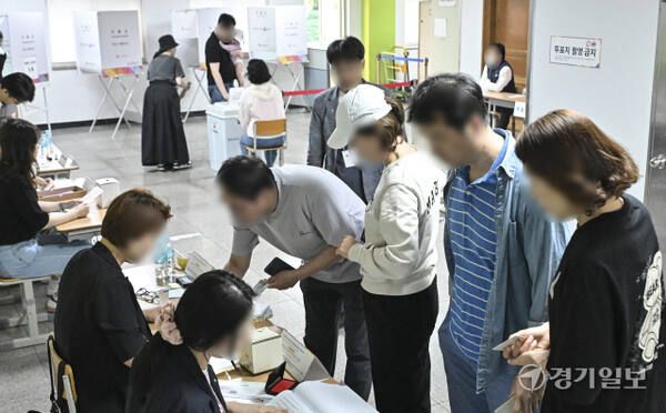 제21대 대통령 선거 본투표가 시작된 3일 오전 화성특례시 금곡초등학교 동탄1동 4투표소에서 유권자들이 투표를 진행하고 있다. 홍기웅기자