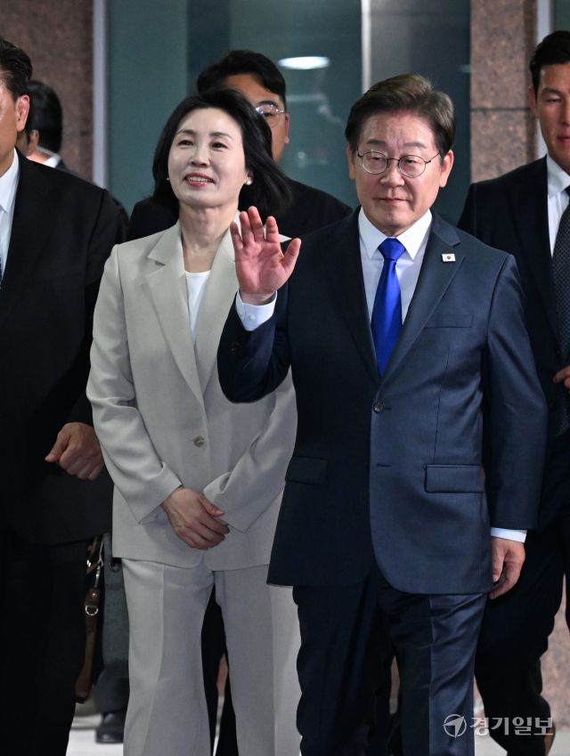 제21대 대통령 선거 이재명 당선인이 3일 인천 계양구 자택에서 나와 주민 및 지지자들과 인사를 하고 있다. 조병석기자