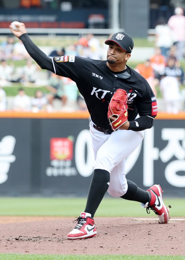 3일 대전 한화생명 볼파크에서 열린 2025 신한 SOL 뱅크 KBO리그 한화 이글스와 KT 위즈의 경기서 패전 투수가 된 KT 선발투수 윌리엄 쿠에바스가 투구하고 있다.연합뉴스
