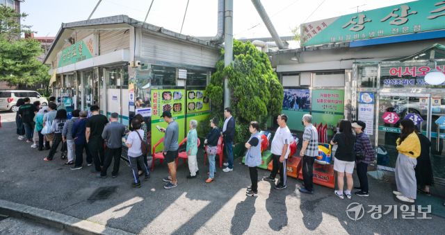 제21대 대통령 선거일인 3일 오전 광명시 소하동 한 음식점에 마련된 소하2동 제4투표소에서 유권자들이 투표를 하기 위해 줄지어 순서를 기다리고 있다. 윤원규기자