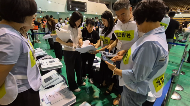 3일 제21대 대통령선거 개표소가 있는 수원특례시 영통구 아주대학교 체육관에서 한 개표 참관인이 투표함의 모습이 사진과 다르다고 항의하고 있다. 김한울기자