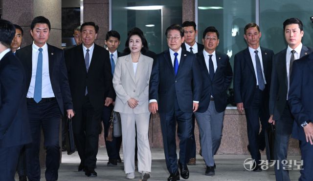 제21대 대통령 선거 이재명 당선인이 3일 인천 계양구 자택에서 나오고 있다. 조병석기자