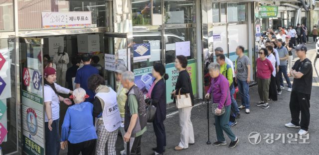 제21대 대통령 선거일인 3일 오전 광명시 소하동 한 음식점에 마련된 소하2동 제4투표소에서 유권자들이 투표를 하기 위해 줄지어 순서를 기다리고 있다. 윤원규기자