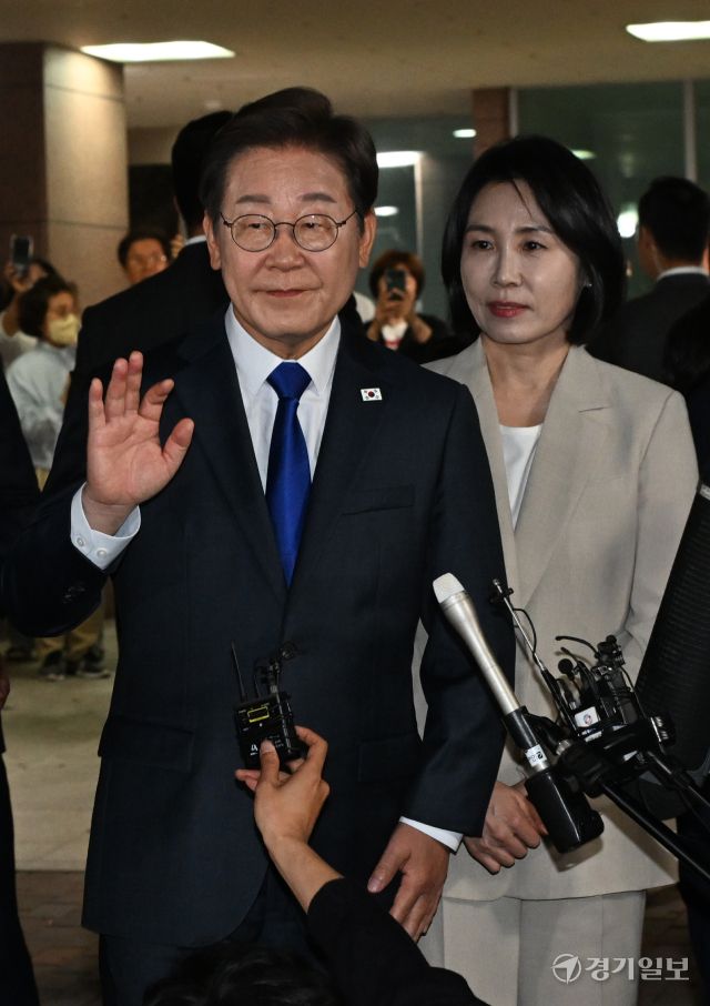 제21대 대통령 선거 이재명 당선인이 3일 인천 계양구 자택에서 나와 주민 및 지지자들에게 감사 인사를 전하고 있다. 조병석기자