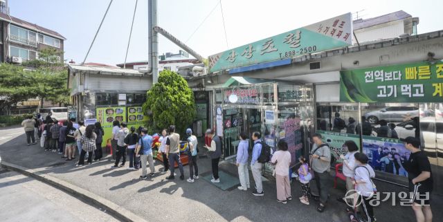 제21대 대통령 선거일인 3일 오전 광명시 소하동 한 음식점에 마련된 소하2동 제4투표소에서 유권자들이 투표를 하기 위해 줄지어 순서를 기다리고 있다. 윤원규기자