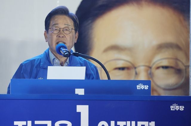 더불어민주당 이재명 대선 후보가 선거를 하루 앞둔 2일 서울 여의도공원 마지막 유세에서 이 후보의 '빛의 혁명' 완성을 위한 승리에 대한 연설을 하고 있다. 연합뉴스