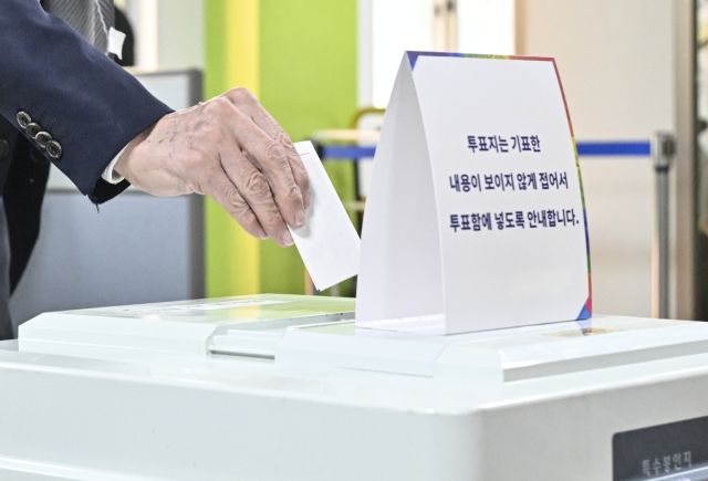 유권자가 소중한 한 표를 행사하고 있다. 홍기웅기자