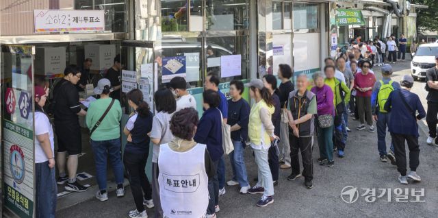 제21대 대통령 선거일인 3일 오전 광명시 소하동 한 음식점에 마련된 소하2동 제4투표소에서 유권자들이 투표를 하기 위해 줄지어 순서를 기다리고 있다. 윤원규기자