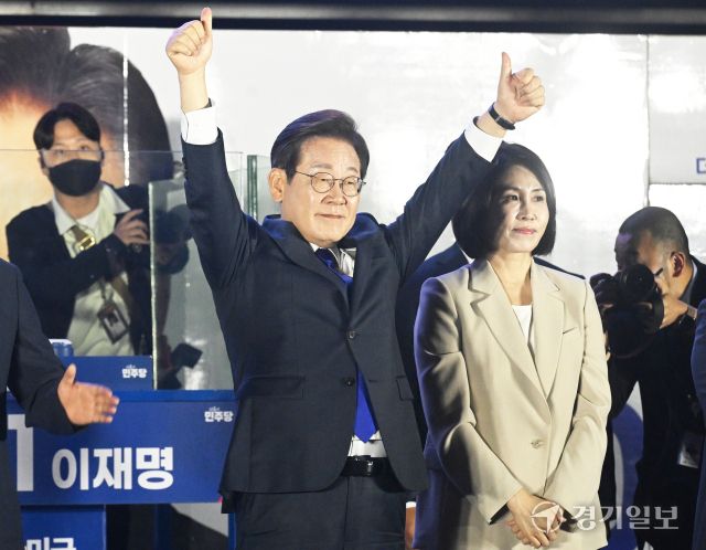 이재명 더불어민주당 대선 후보가 제21대 대통령에 당선되며 3년 만에 정권 교체가 이뤄졌다. 이 당선인은 수도권과 호남, 충청 등 대부분 지역에서 앞서며 김문수 국민의힘 후보를 큰 격차로 눌렀다. 이 당선인은 "민생 회복과 국민 통합"을 약속했다. 사진은 4일 새벽 국회 앞 수락 연설에 나선 이 당선인의 모습. 조주현 기자.