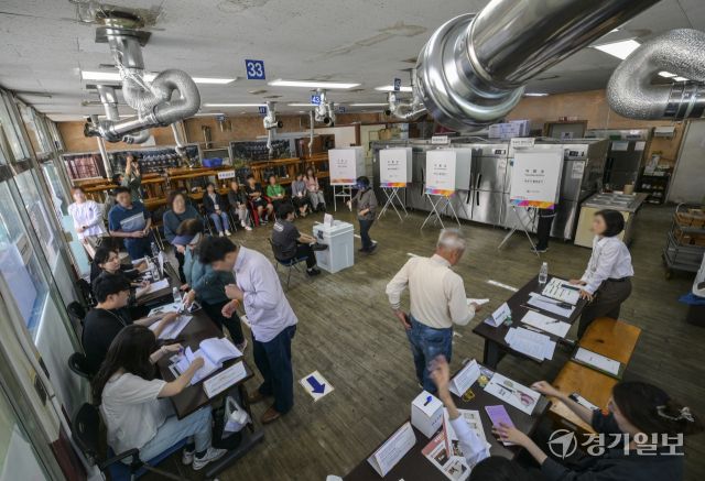 제21대 대통령 선거일인 3일 오전 광명시 소하동 한 음식점에 마련된 소하2동 제4투표소에서 유권자들이 투표를 하고 있다. 윤원규기자