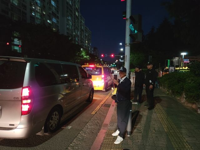 3일 오후 인천 부평구 삼산월드체육관 앞에서 시민들이 투표함 회송 차량을 핸드폰으로 촬영하고 있다. 황남건기자