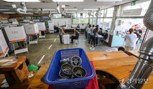 제21대 대통령 선거일인 3일 오전 광명시 소하동 한 음식점에 마련된 소하2동 제4투표소에서 유권자들이 투표를 하고 있다. 윤원규기자