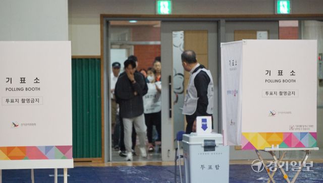 3일 오진 5시50분께 제21대 대통령선거 본투표가 치러지는 고양특례시 식사동 제2투표소에서 유권자들이 투표가 시작되기를 기다리고 있다. 신진욱기자