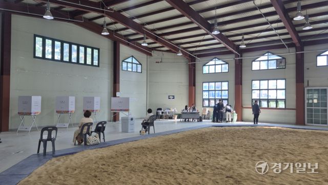 제21대 대통령선거 성남동 제2투표소가 마련된 성남종합운동장 실내씨름장에 유권자들이 투표지를 받고 있다. 박용규기자