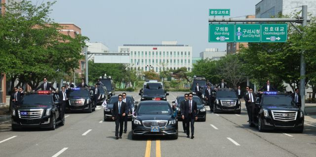 지난 27일 대통령경호처 경호관과 차량들이 제21대 대통령 취임식을 앞두고 차량 퍼레이드 훈련을 하고 있다. 연합뉴스