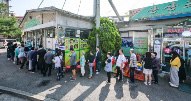 3일 오전 11시15분께 소하2동 제4투표소가 차려져 유권자와 손님들로 장사진이 형서된 광명시 한 고깃집. 윤원규기자