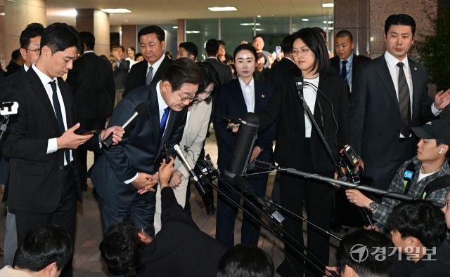 제21대 대통령 선거 이재명 당선인이 3일 인천 계양구 자택에서 나와 주민 및 지지자들에게 감사 인사를 전하고 있다. 조병석기자