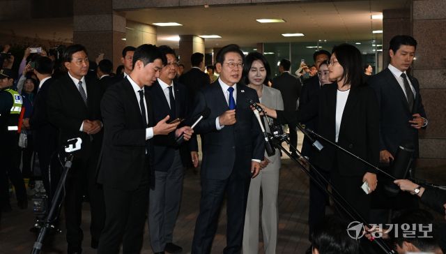 제21대 대통령 선거 이재명 당선인이 3일 인천 계양구 자택에서 나와 주민 및 지지자들에게 감사 인사를 전하고 있다. 조병석기자