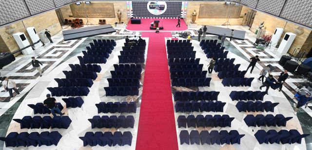 3일 오후 국회 로텐더홀에서 관계자들이 제21대 대통령 취임 선서식을 준비하고 있다.조주현기자