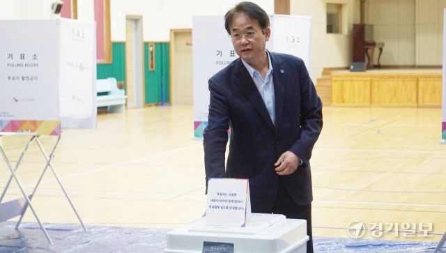 이동환 고양특례시장이 3일 오전 6시30분께 일산동구 식사동에 위치한 일산은행초등학교 체육관에 마련된 식사동 제2투표소에서 제21대 대통령선거 투표를 하고 있다. 신진욱기자