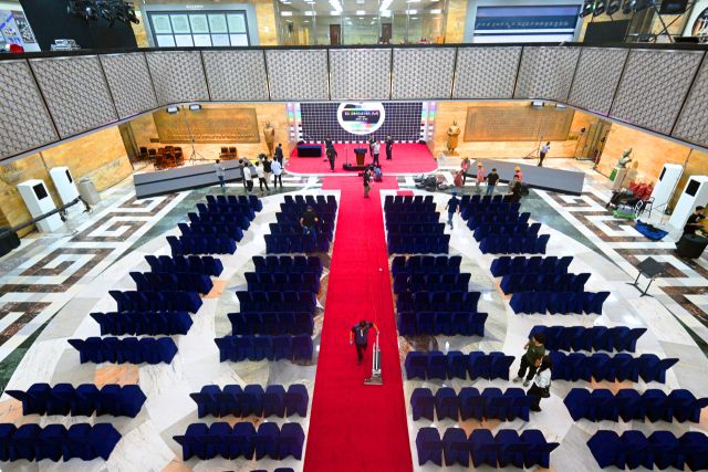 3일 오후 국회 로텐더홀에서 관계자들이 제21대 대통령 취임 선서식을 준비하고 있다.조주현기자