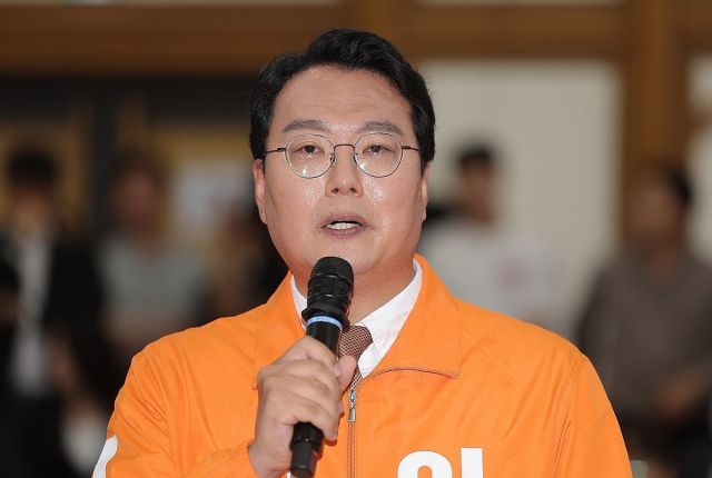 개혁신당 천하람 상임선대위원장이 3일 서울 여의도 국회 의원회관에 마련된 당 개표 상황실에서 방송 3사 출구 조사 결과를 확인한 뒤 소감을 밝히고 있다. 연합뉴스