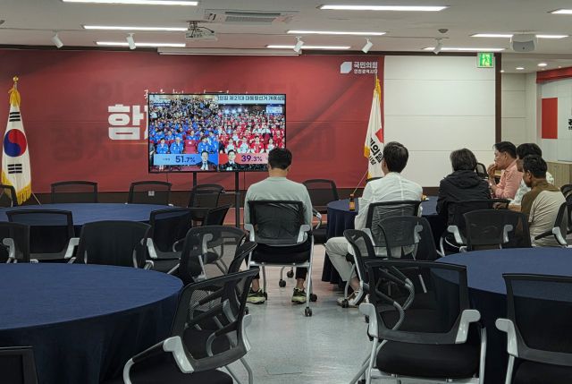같은 시간 국민의힘 인천시당 강당에서 관계자들이 침울한 표정으로 출구조사 결과를 바라보고 있다. 박귀빈기자