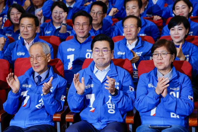 더불어민주당 윤여준, 박찬대 상임 총괄선대위원장, 정은경 총괄선대위원장이 3일 서울 여의도 국회 의원회관에 마련된 제21대 대통령선거 개표상황실에서 출구조사 결과 발표가 나오자 기뻐하고 있다. 연합뉴스