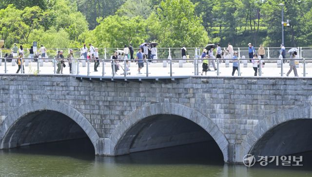 투표후 휴일을 즐기는 시민들 [포토뉴스]