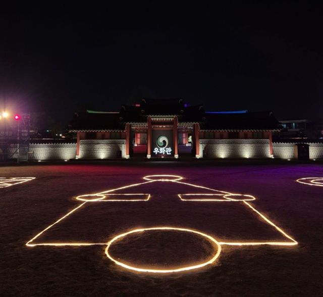 화성행궁 우화관 앞마당에서 열리고 있는 ‘전통놀이 체험존’ 전경. 수원문화재단 제공