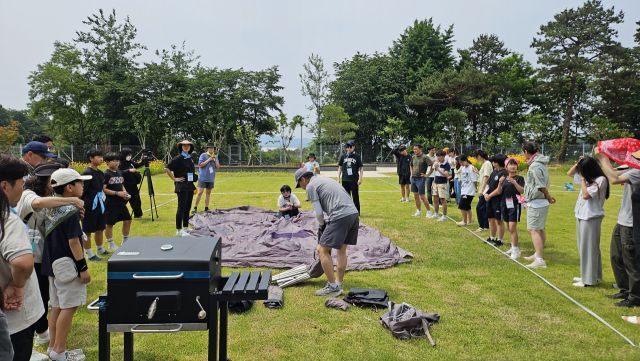 이천교육지원청이 2025 가족과 함께 빚는 베이스캠프에서 참여자들이 텐트를 설치하고 있다. 이천교육지원청 제공