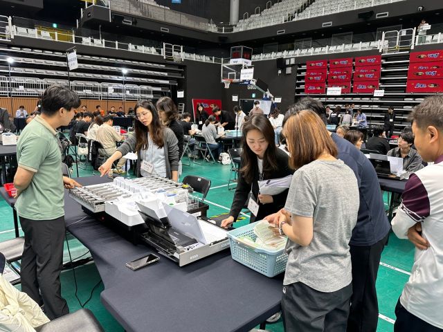 3일 오후 9시께 제21대 대통령선거 개표가 진행 중인 서수원칠보체육관 개표소에서 개수기 고장이 발생하자 선거관리위원회 직원이 개수기를 점검하고 있다. 오종민 기자.