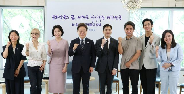 이재명 대통령과 김혜경 여사가 30일 서울 용산 대통령실 파인그라스에서 열린 문화예술계 수상자 간담회를 마치며 참석자와 기념촬영을 하고 있다.(왼쪽부터) 허가영 영화감독, 조수미 성악가, 김 여사, 이 대통령, 박천휴 작가, 김원석 감독, 박윤재 발레리노, 강유정 대통령실 대변인. 연합뉴스