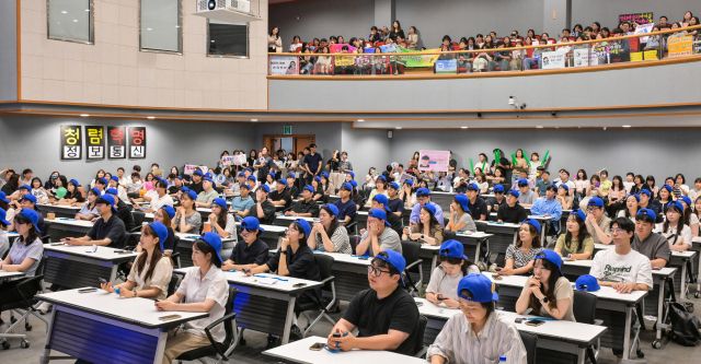 30일 오후 안산문화예술의전당 국제회의장에서 열린 ‘제7회 도전! 안산시 청렴골든벨’에서 대회에 참가한 안산지역 공무원들이 문제를 풀고 있다. 윤원규기자