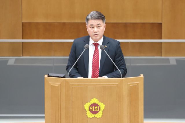 경기도의회 국민의힘 김정호 대표의원이 30일 대표의원으로서의 임기를 마쳤다. 156명의 도의원 중 하나로 돌아간 김정호 대표는 이후 지역구인 광명시의 발전과 시민을 위해 전력을 다하겠다고 다짐했다. 경기도의회 제공.