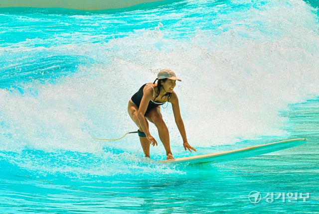 경기지역에 폭염경보가 발령된 30일 오후 시흥시 웨이브파크를 찾은 서퍼들이 시원하게 물살을 가르며 파도를 타고 있다. 기상청은 장마전선이 소강상태를 보이면서 이번 주에 가끔 소나기 외에는 무더위가 지속될 것이라고 예보했다. 조주현기자