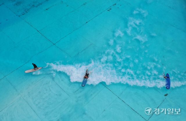 경기지역에 폭염경보가 발령된 30일 오후 시흥시 웨이브파크를 찾은 서퍼들이 시원하게 물살을 가르며 파도를 타고 있다. 기상청은 장마전선이 소강상태를 보이면서 이번 주에 가끔 소나기 외에는 무더위가 지속될 것이라고 예보했다. 조주현기자