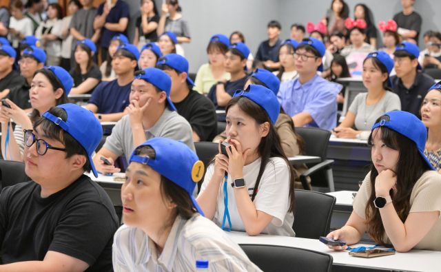 30일 오후 안산문화예술의전당 국제회의장에서 열린 ‘제7회 도전! 안산시 청렴골든벨’에서 대회에 참가한 안산지역 공무원들이 문제를 풀고 있다. 윤원규기자