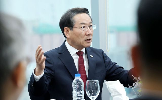 유정복 인천시장이 지난 27일 인천 중구 하버파크호텔에서 대한민국지방신문협의회 2025년도 제3차 사장단 정기회의 공식 일정 중 하나로 개최된 ‘유정복 대한민국시도지사협의회장 초청 조찬간담회’에서 대신협 사장단과 의견을 나누고 있다. 대신협 제공