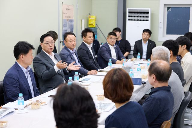 강수현 양주시장이 광적면 국산 양말 수출 전문기업인 나비야삭스를 방문해 기업 관계자들로부터 고충을 듣고 있다. 양주시 제공